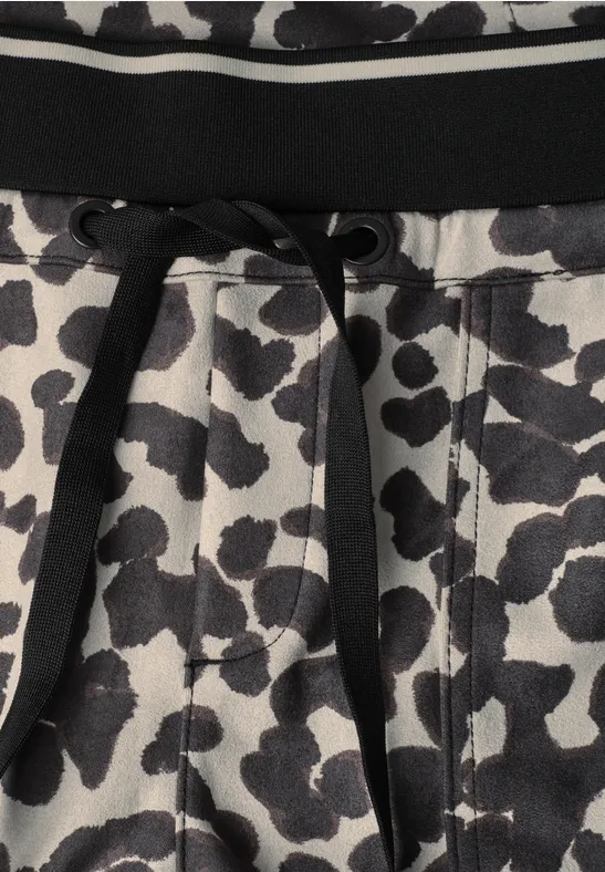 Graue Hose mit schwarzem Leopardenmuster und elastischem Bund mit Kordelzug.