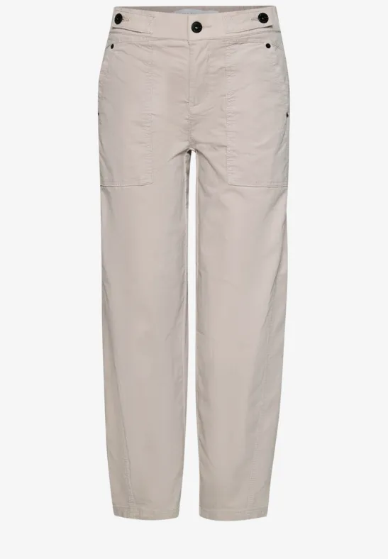 Beige Freizeithose mit geradem Schnitt, Knopfverschluss und dezenten Eingrifftaschen.