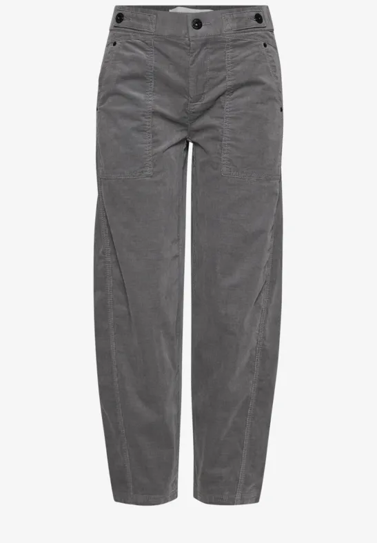 Graue Cordhose mit geradem Bein, hoher Taille und seitlichen Taschen.
