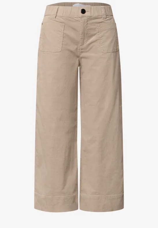 Beige, weit geschnittene Stoffhose mit hoher Taille, vier aufgesetzten Taschen und weit ausgestellten Beinen.