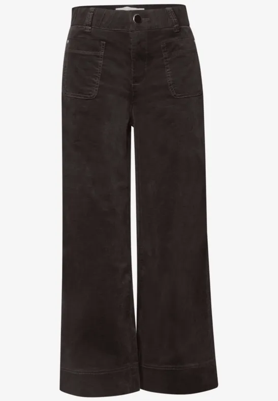Schwarze Cordhose mit weitem Bein, hoher Taille und abgesteppten Taschendetails.