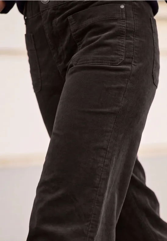 Nahaufnahme einer Person in schwarzen Jeanshosen.