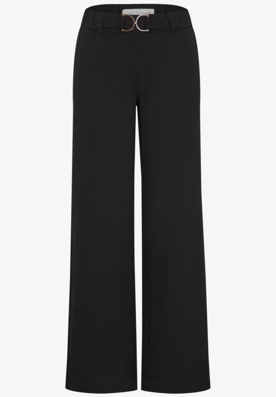 Schwarze, weite Hose mit hohem Bund und schmalem Gürtel.