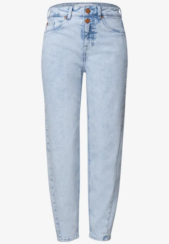 Helle, hoch taillierte Mom-Jeans in Hellblau mit schmal zulaufenden Beinen und Knopfleiste.