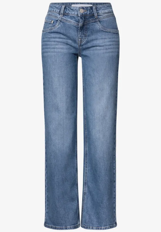 Eine klassische hellblaue Jeans mit geradem Schnitt und Five-Pocket-Design.