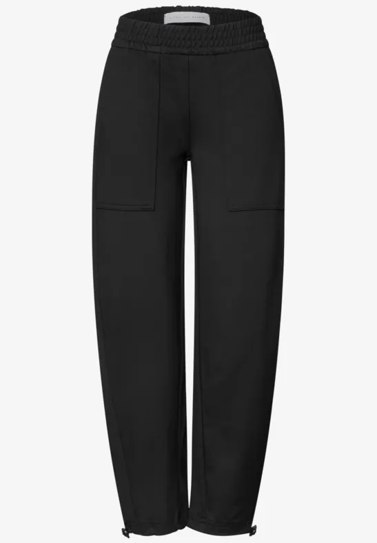 Schwarze Jogginghose mit elastischem Bund, seitlichen Eingrifftaschen und verstellbaren Kordeln am Saum.