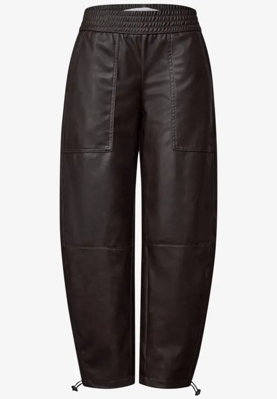 Schwarze Lederhose mit hohem Bund, geraden Beinen, Patchwork-Optik und verstellbaren Schnürbändern am Saum.