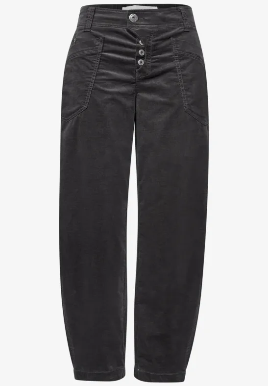 Jean en velours côtelé noir taille haute, boutonnière frontale, plis discrets et coupe droite ample.