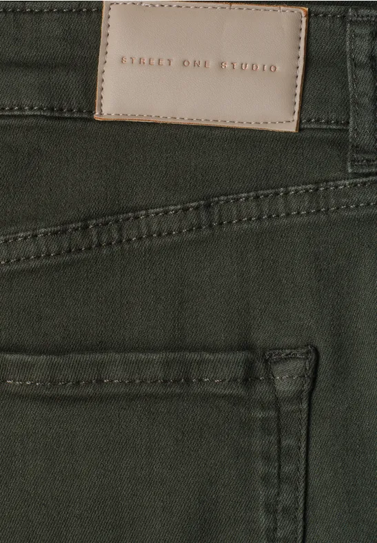 Rückansicht einer dunkelgrünen Hose mit Gesäßtasche und beigem Label 'STYLE & CO STUDIO' am Bund.