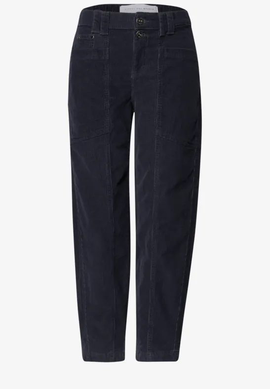Dunkle Cordhose in geradem Schnitt mit hohem Bund und seitlichen Taschen.