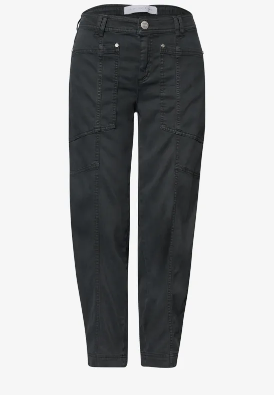 Dunkelgraue Cargohose mit legerer Passform und aufgesetzten Taschen.
