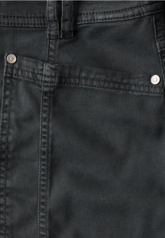Schwarzer Jeansstoff mit Gürtelschlaufe, Naht und Metallnieten