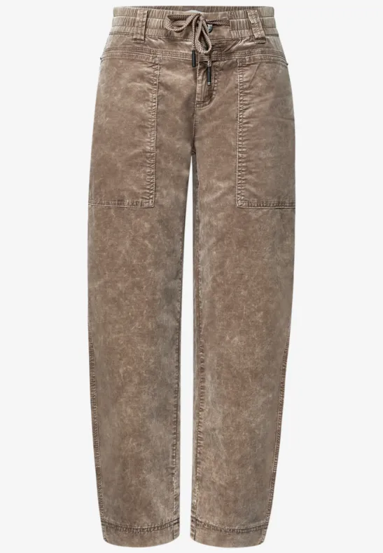 Braune Cordhose mit hohem Bund, weitem Schnitt und Kordelzug.