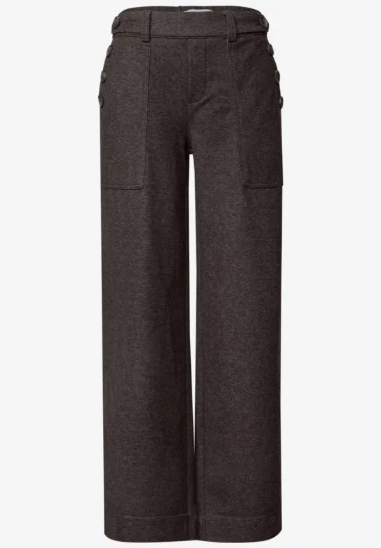 Dunkelgraue, weit geschnittene Hose mit hoher Taille und seitlichen Cargotaschen.