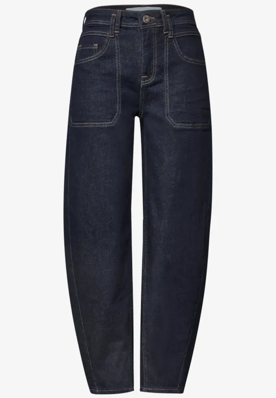 Hochgeschnittene, dunkelblaue Jeans mit weitem Bein und aufgesetzten Taschen vorne.