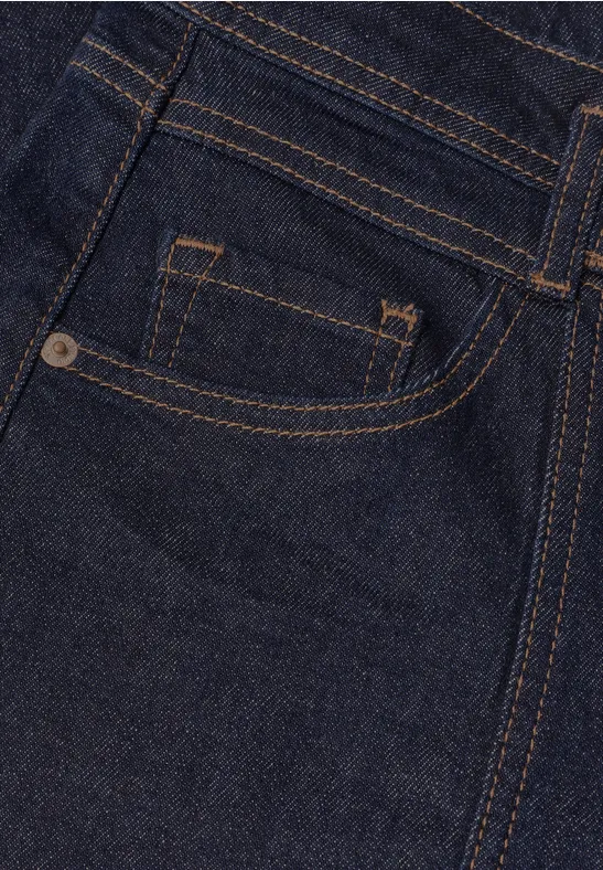 Dunkelblaue Jeans mit sichtbaren gelben Nähten und Münztasche.