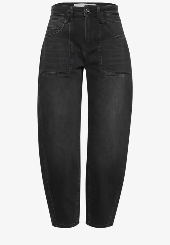 Schwarze, hochtaillierte Jeans mit gerader Beinführung und aufgesetzten Eingrifftaschen.