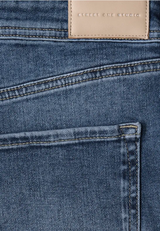 Nahaufnahme einer blauen Jeans mit Rückentasche und Lederetikett.