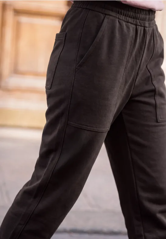 Schwarze, lockere Jogginghose mit seitlichen Eingrifftaschen an einer Person.