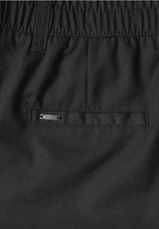 Schwarze Sporthose mit elastischem Bund und Reißverschlusstasche.