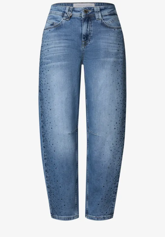 Lichtblauwe jeans met rechte pijpen en subtiele zwarte spikkels langs de pijpen.