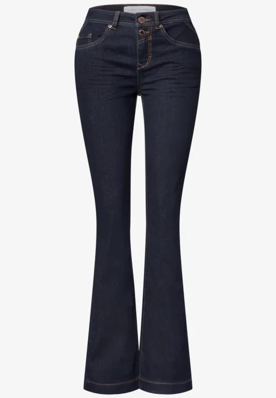 Donkerblauwe high waist jeans met uitlopende pijpen in retrostijl.