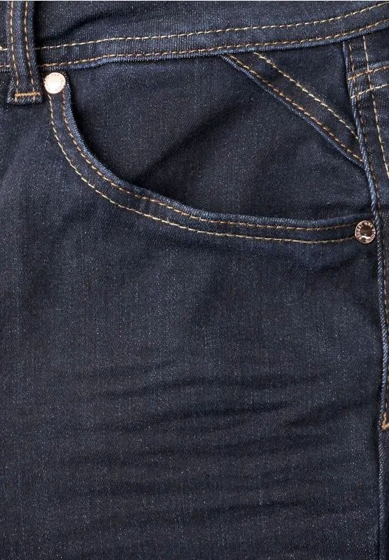 Close-up van een donkerblauwe spijkerbroekzak met zichtbare stiksels.