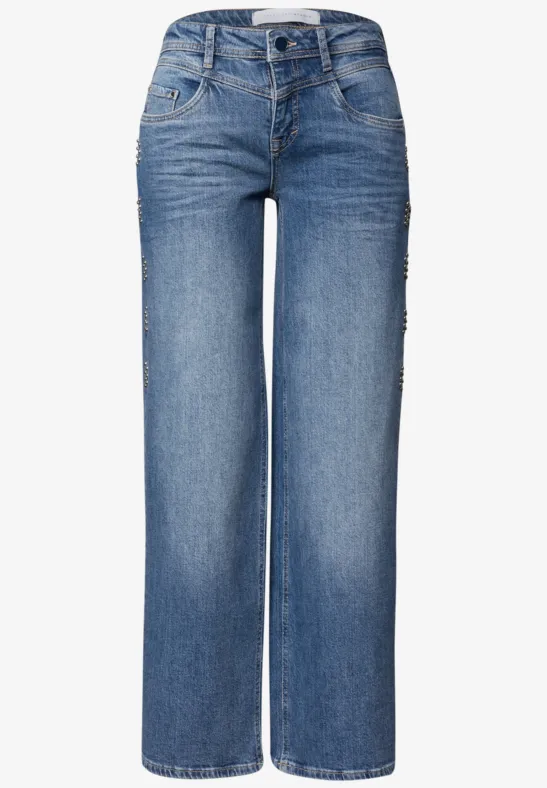 Blaue Jeanshose mit weitem Bein und hohem Bund, klassische Five-Pocket-Optik.
