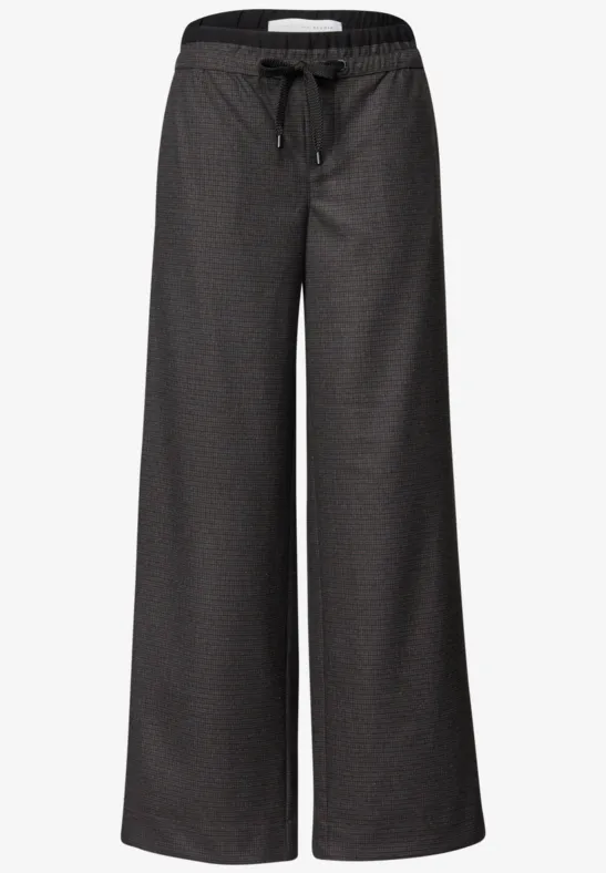 Locker sitzende, weite schwarze Hose mit Gummibund und Kordelzug