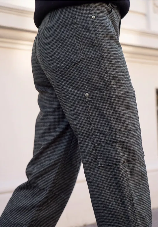 Pantalon gris à petits carreaux, ajusté aux hanches et cuisses, coupe droite ample.