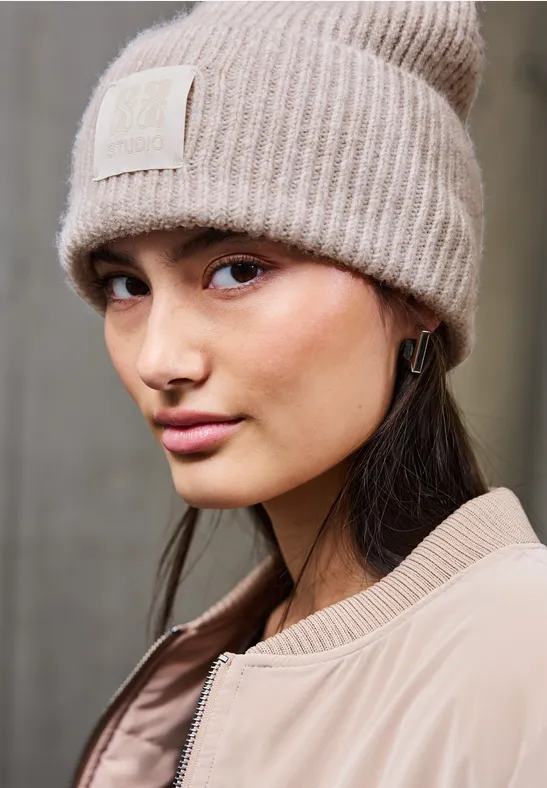 Beanie mit Badge soft beige