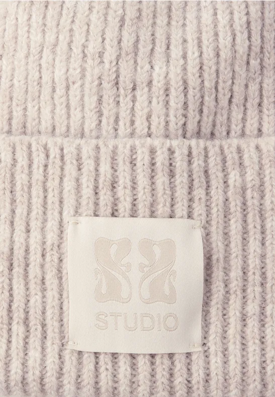Beanie mit Badge soft beige