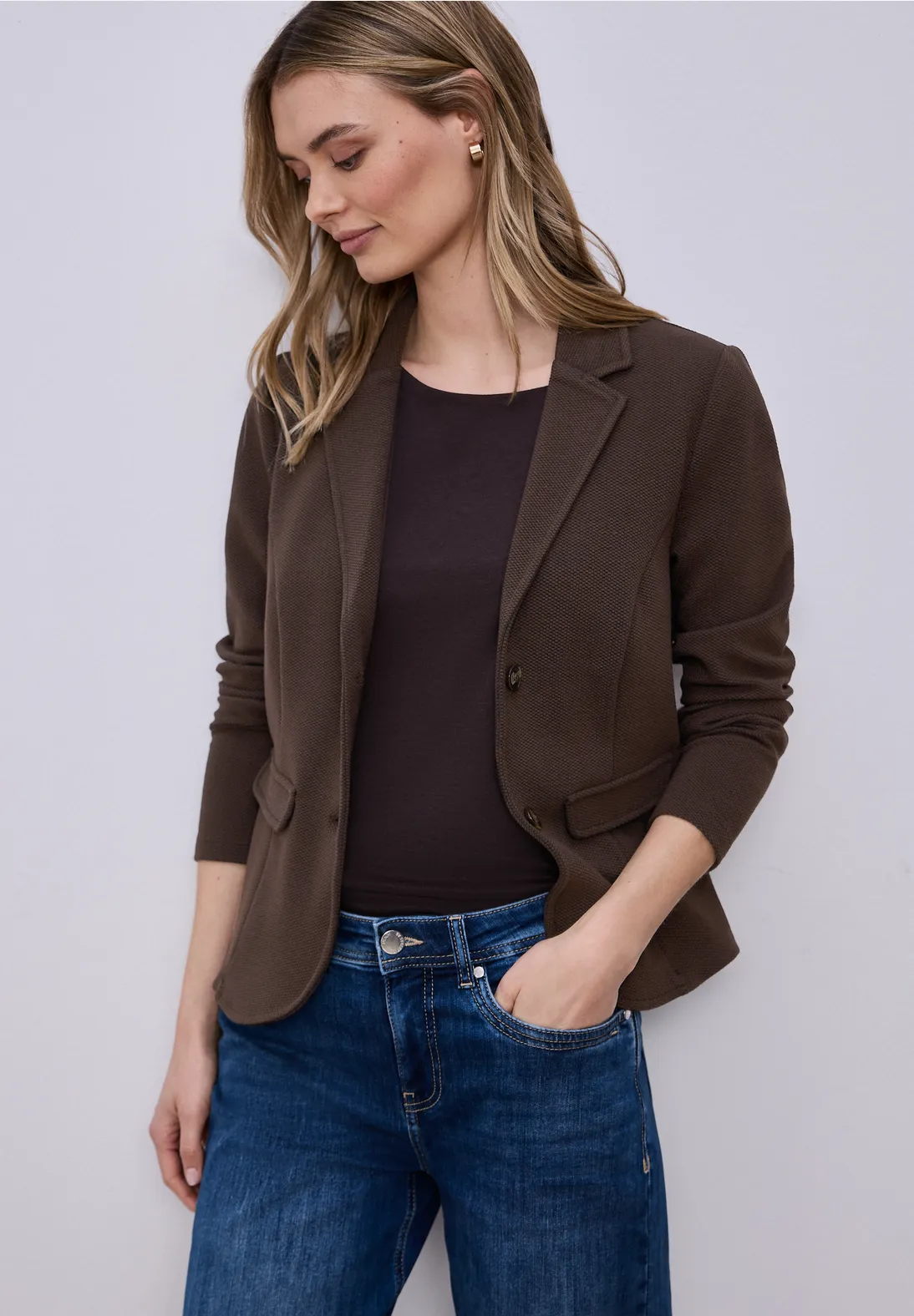 Dark Textured Blazer for Smart Casual blazer outfit