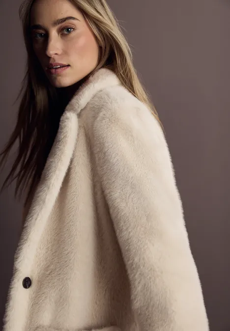 Manteau en fausse fourrure pastel sand