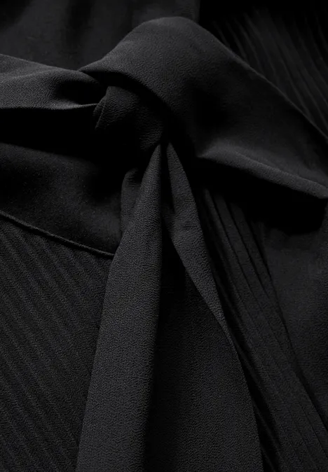Plissée-Kleid mit Schleife Black
