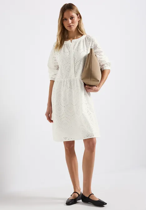 Kleid mit Lochstickerei off white