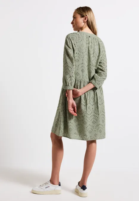 Kleid mit Lochstickerei soft moss green