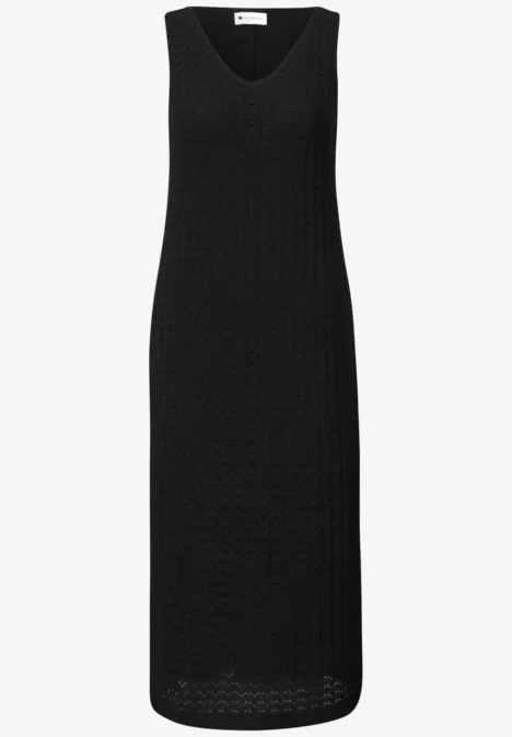 Ärmelloses, midilanges schwarzes Strickkleid mit V-Ausschnitt und feinem Lochmuster.