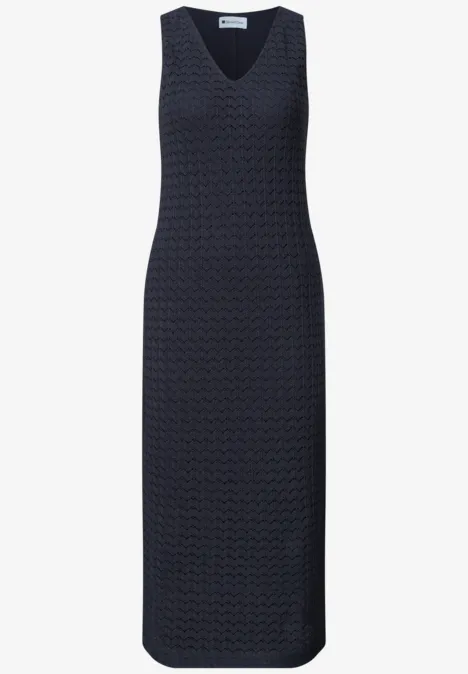 Robe midi sans manches bleu foncé, col V et tissu texturé.