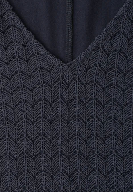 Pull bleu marine à col en V avec motif chevrons en maille fine.