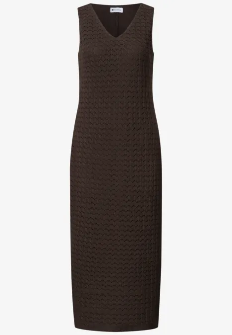 Ärmelloses, knielanges, braunes Strickkleid mit V-Ausschnitt und dezentem Muster.