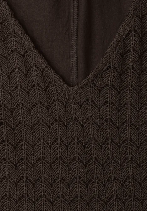 Brauner Strickstoff mit V-Ausschnitt und Zopfstrick-Muster