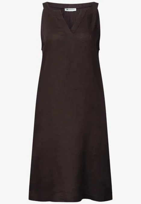 Ärmelloses, knielanges, dunkelbraunes Leinenkleid mit V-Ausschnitt.