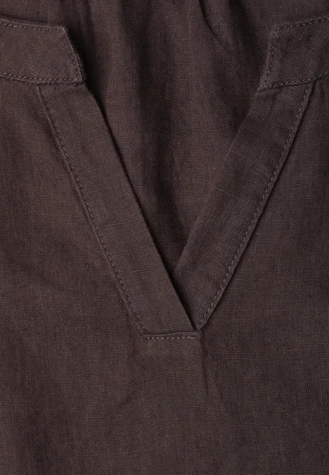 Braunes Kleidungsstück mit V-förmigem Ausschnitt und deutlicher Naht