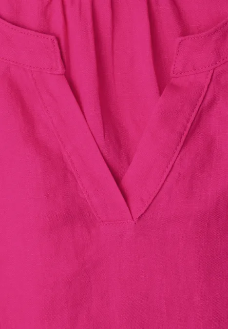 Magenta stof met V-hals en subtiele naden.