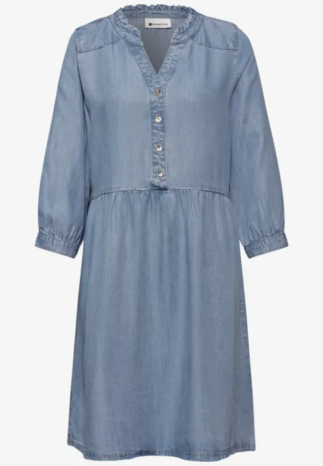 Lichtblauwe denimjurk met driekwartmouwen, V-hals, knoopsluiting en een losse, uitlopende pasvorm.