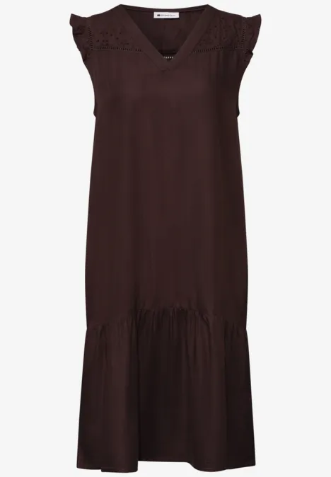 Dunkelbraunes, ärmelloses Midikleid mit V-Ausschnitt, Rüschensaum und zarter Spitzenverzierung an den Schultern.
