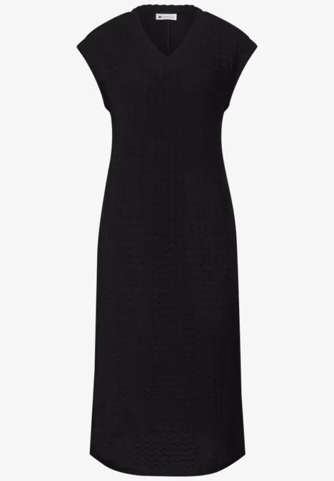Schwarzes Midikleid aus Strick mit V-Ausschnitt, kurzen Ärmeln, Texturmuster und seitlichen Schlitzen.
