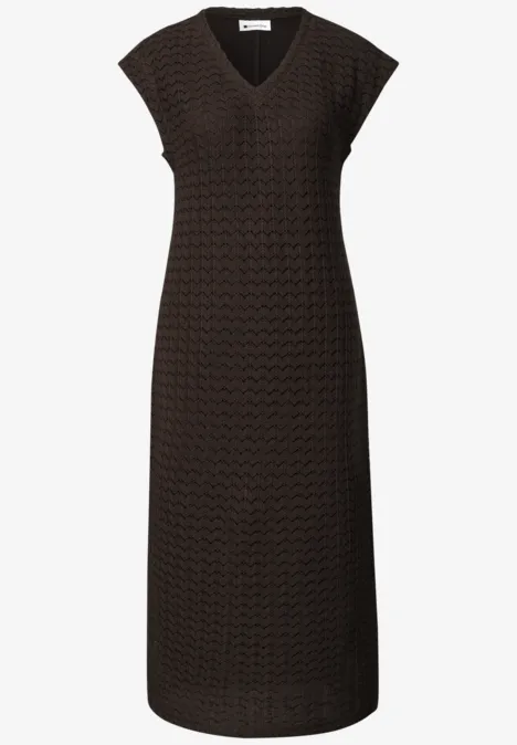 Dunkelbraunes, ärmelloses Strickmidikleid mit V-Ausschnitt und feiner Textur.