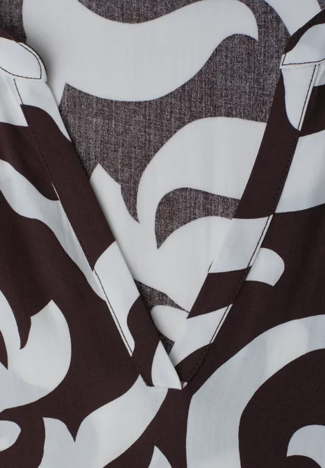 Close-up eines Kleidungsstücks mit abstraktem schwarz-weiß Muster